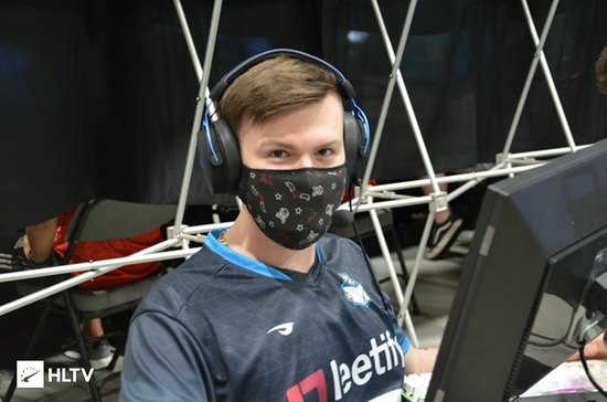 如何在英雄联盟比赛中进行押注和下载综合娱乐APP